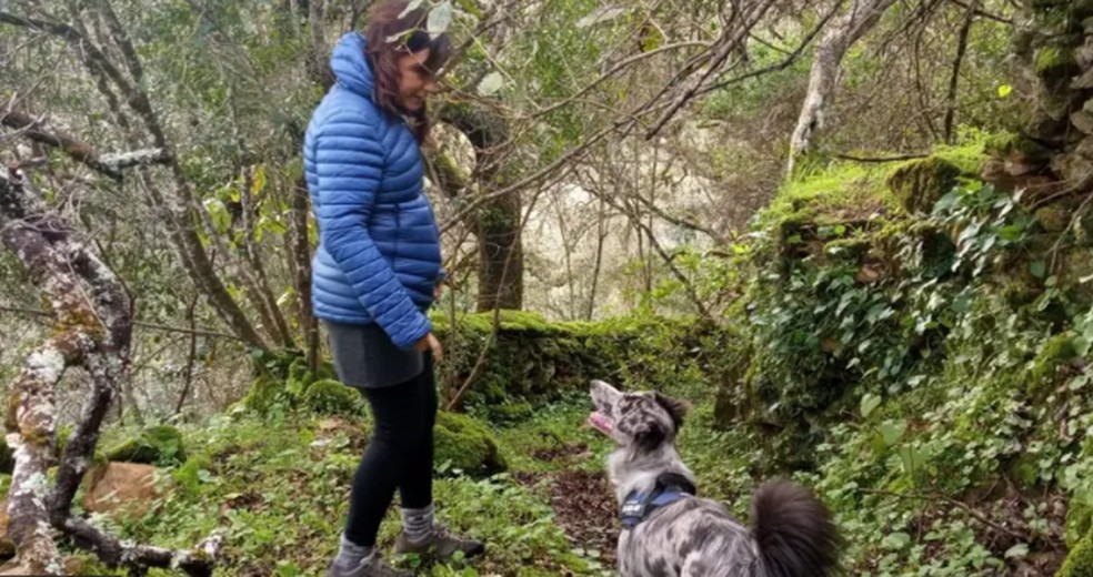 Ainara e Roger estão criando a filha, Irati, no pequeno povoado de Corterrangel, cercados pela natureza e com a cachorra Eska — Foto: Cortesia/BBC News