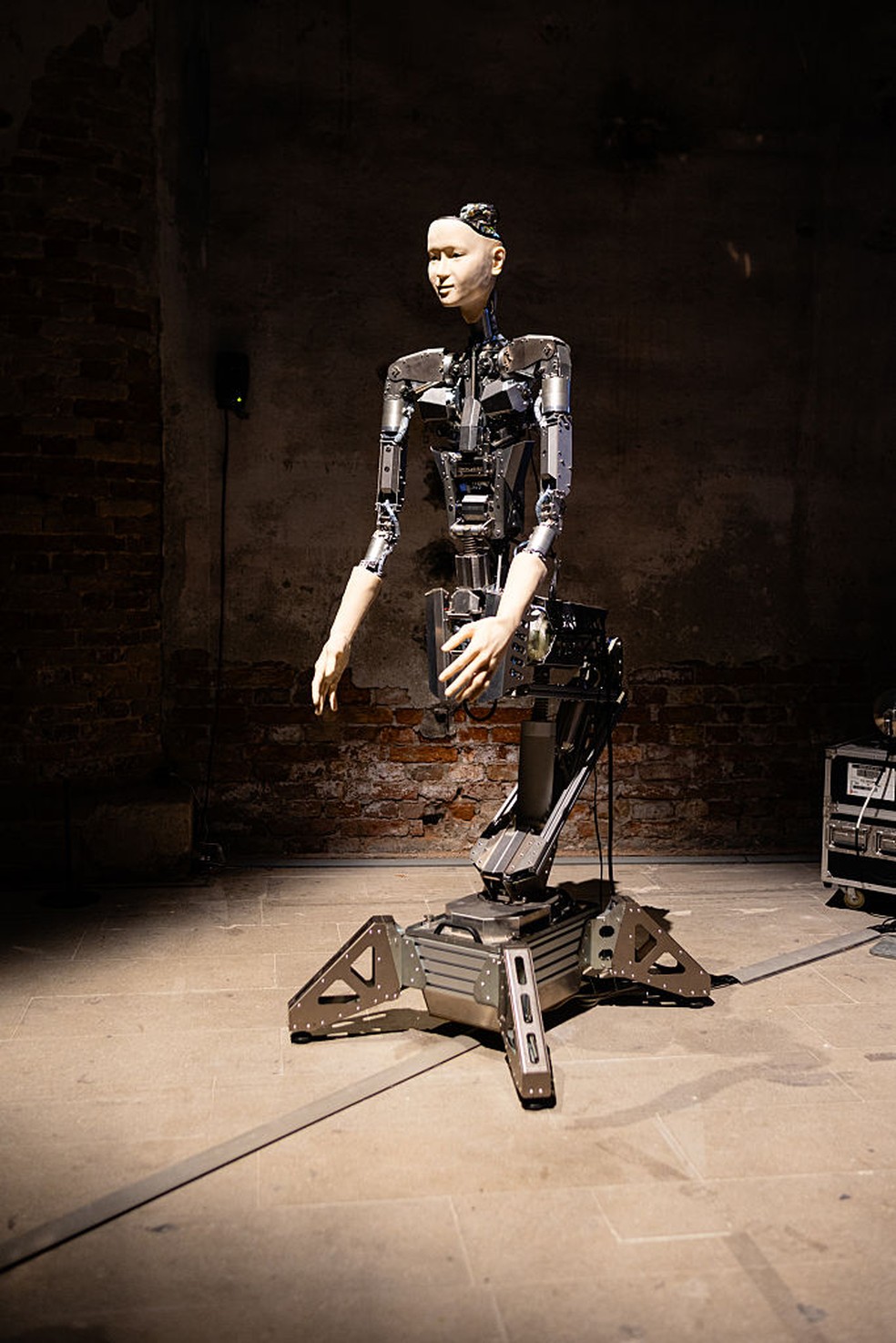 Rob&ocirc; humanoide capaz de interagir com o p&uacute;blico &eacute; uma das atra&ccedil;&otilde;es da exposi&ccedil;&atilde;o de Carlo Ratti na Bienal de Veneza &mdash; Foto: Massimiliano Donati/Getty Images