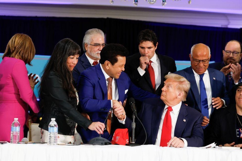 Trump em uma cúpula latina realizada em seu clube de golfe na Flórida, dias antes da eleição de 2024 — Foto: BBC News fonte