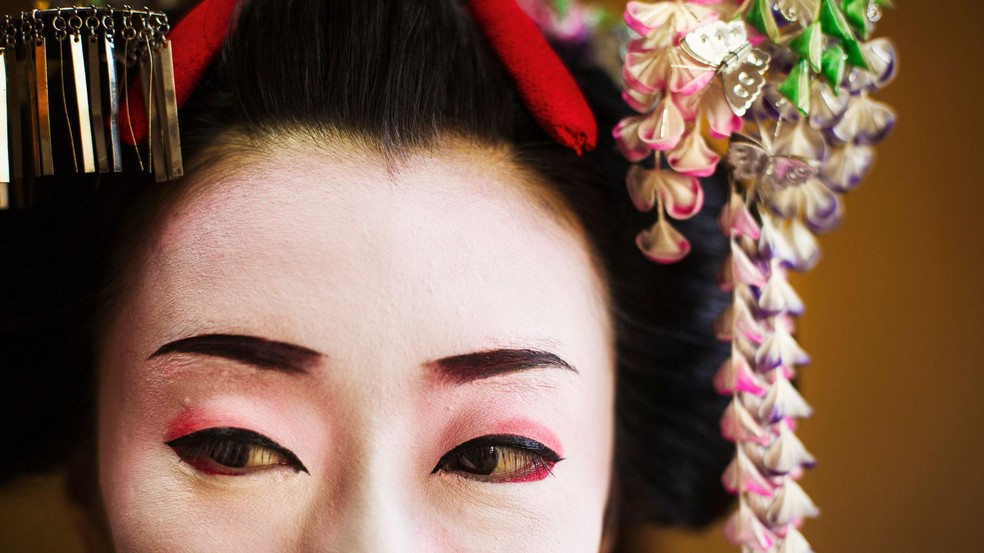 No Japão, acredita-se que o uso de delineador vermelho pelas gueixas afasta os maus espíritos — Foto: BBC News fonte