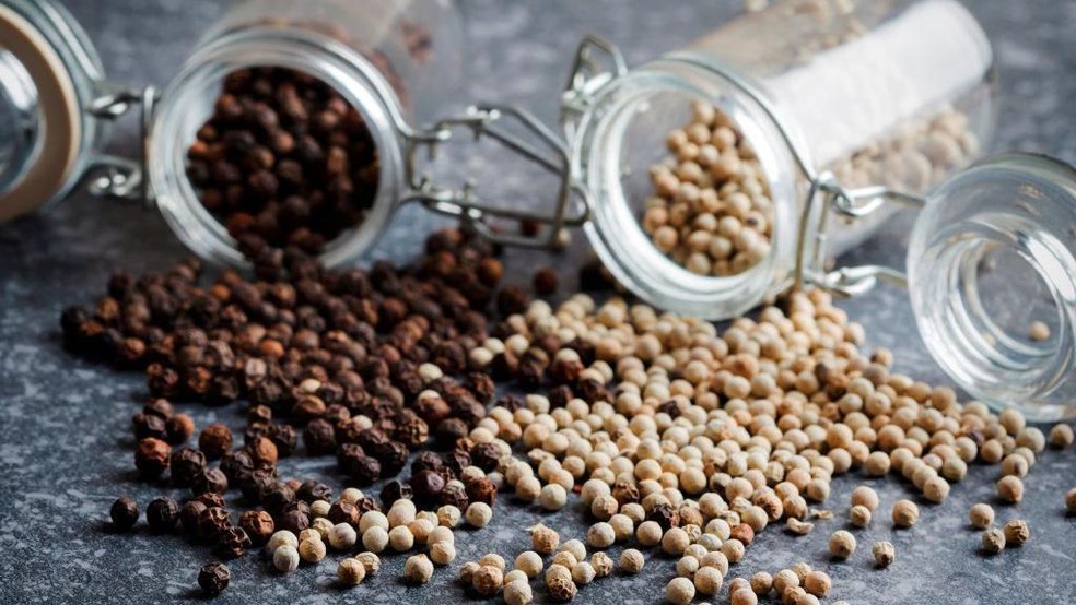 Na era medieval, as especiarias eram muito caras, e a pimenta se incluía entre elas — Foto: BBC News fonte