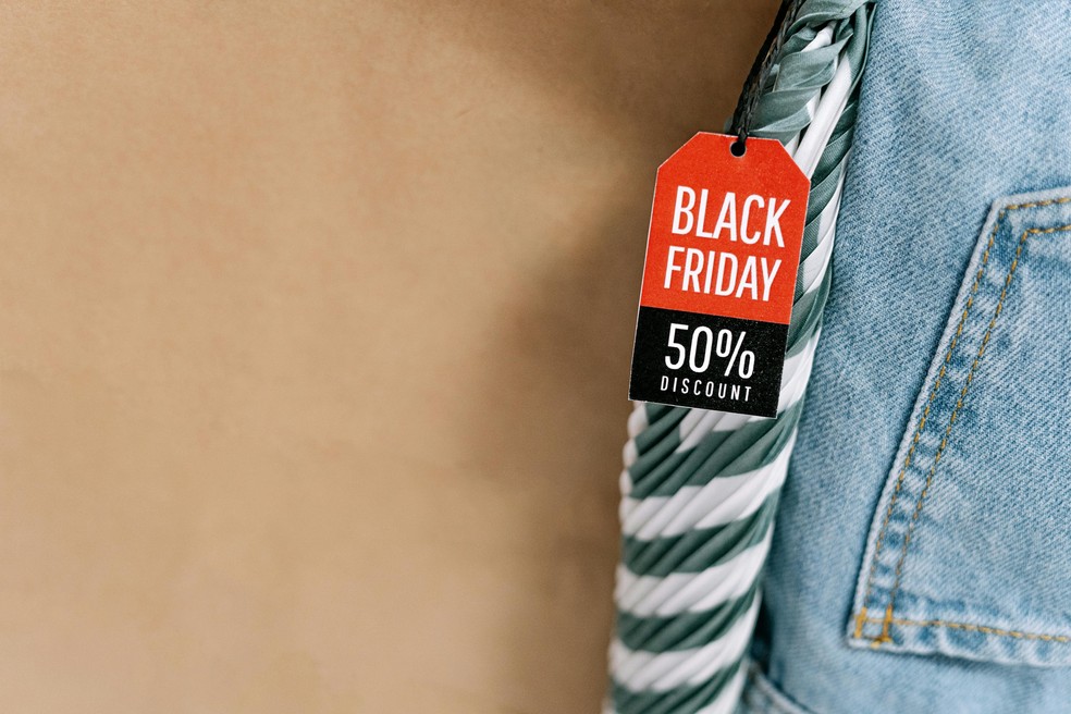  Ao cruzar histórico, alertas inteligentes e validação de cupons, plataformas se tornaram ferramentas que ajudam a revelar distorções típicas da Black Friday — Foto: Pexels