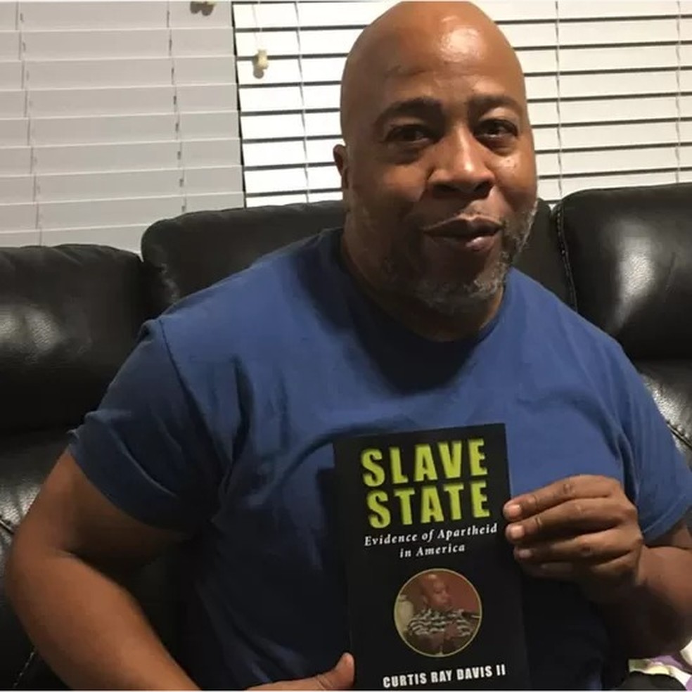 Curtis Ray Davis II escreveu um livro sobre sua experiência na penitenciária 'Angola', na Louisiana — Foto: CURTIS RAY DAVIS via BBC