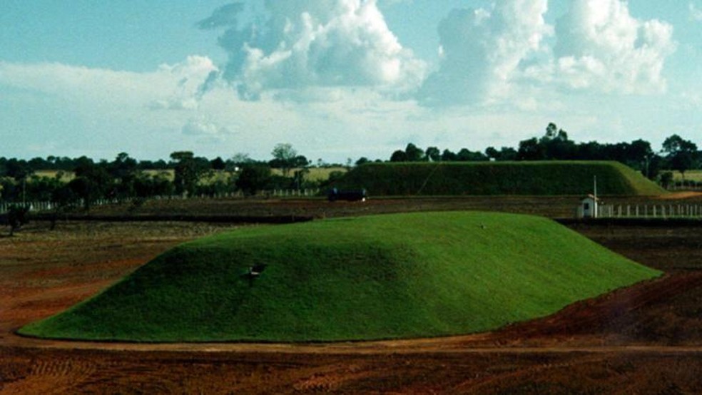 O local onde os resíduos contaminados do acidente com césio em Goiânia estão enterrados, na cidade de Abadia de Goiás — Foto: BBC News fonte
