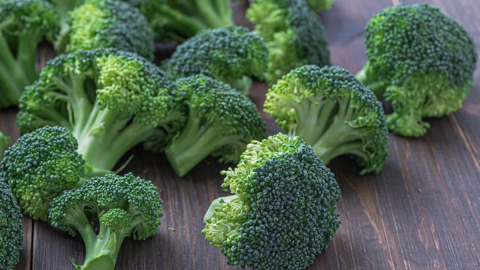 Comer brócolis, espinafre e couve kale ajuda a aumentar os níveis de ferro no sangue — Foto: BBC News fonte