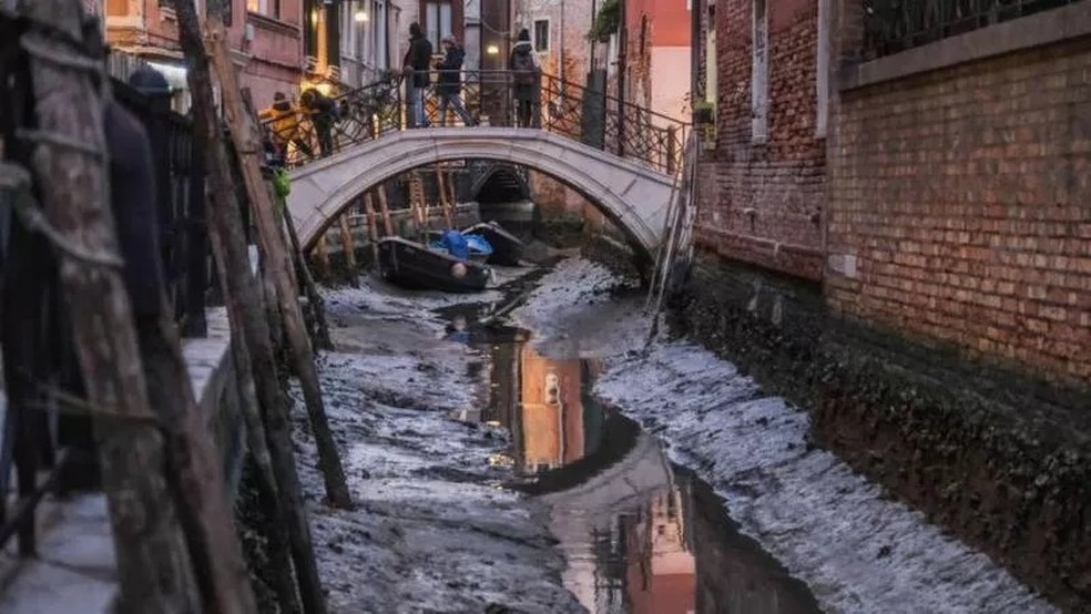A maré baixa incomum afetou vários canais em Veneza — Foto: GETTY IMAGES via BBC