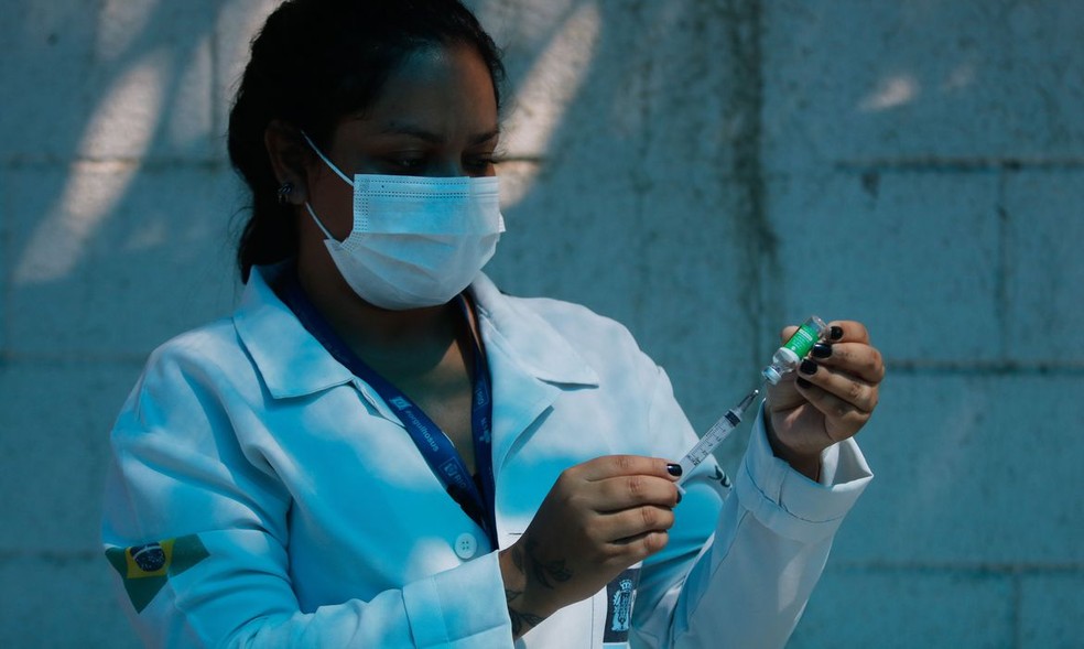 Nenhuma doença resultou mais frequente entre os vacinados na comparação com os não imunizados. — Foto: Tânia Rêgo/Agência Brasil