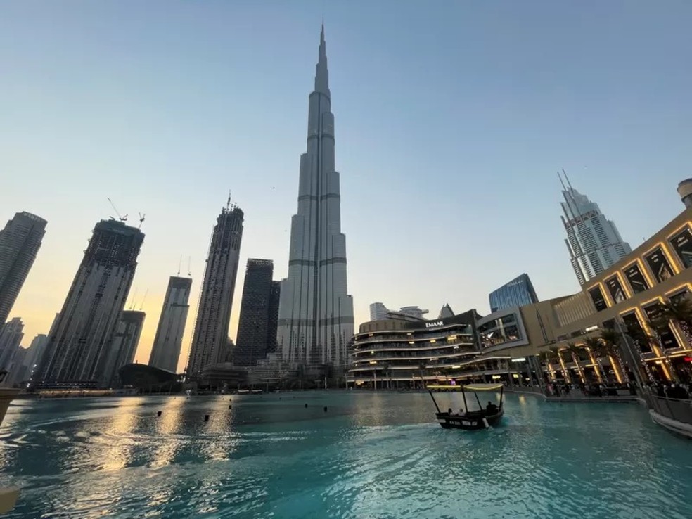Vista de Dubai com o famoso edifício Burj Khalifa ao centro — Foto: REUTERS via BBC