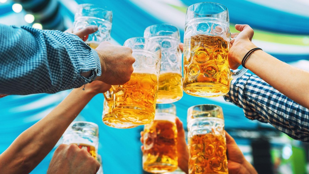 Ravi Das examina se o psicodélico de curta duração dimetiltriptamina (DMT) pode ser usado para tratar os sistemas de memória e aprendizado do cérebro de dependentes do álcool — Foto: BBC News fonte