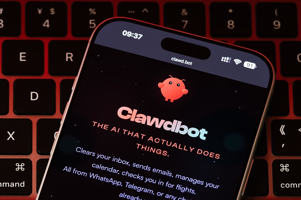 Clawdbot funciona localmente no computador e pode ser controlado via mensagens de texto — Foto: Getty Images