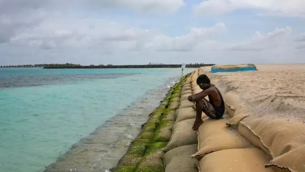 As Maldivas são um dos países de menor altitude do mundo, tornando-o extremamente vulnerável às mudanças climáticas — Foto: GETTY IMAGES via BBC