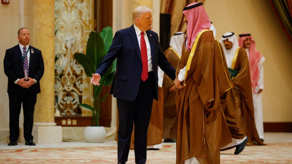 Trump se encontrou com o príncipe herdeiro saudita Mohammed Bin Salman em Riad, em maio de 2025 — Foto: BBC News fonte