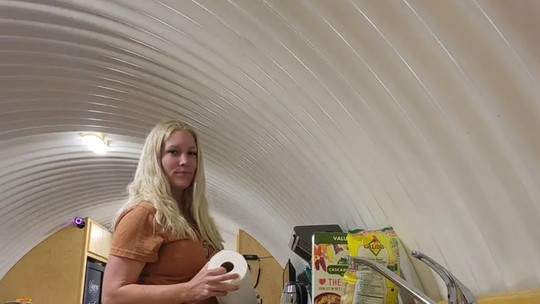 Mulher mora em um bunker na Califórnia para economizar R$ 10 mil por mês