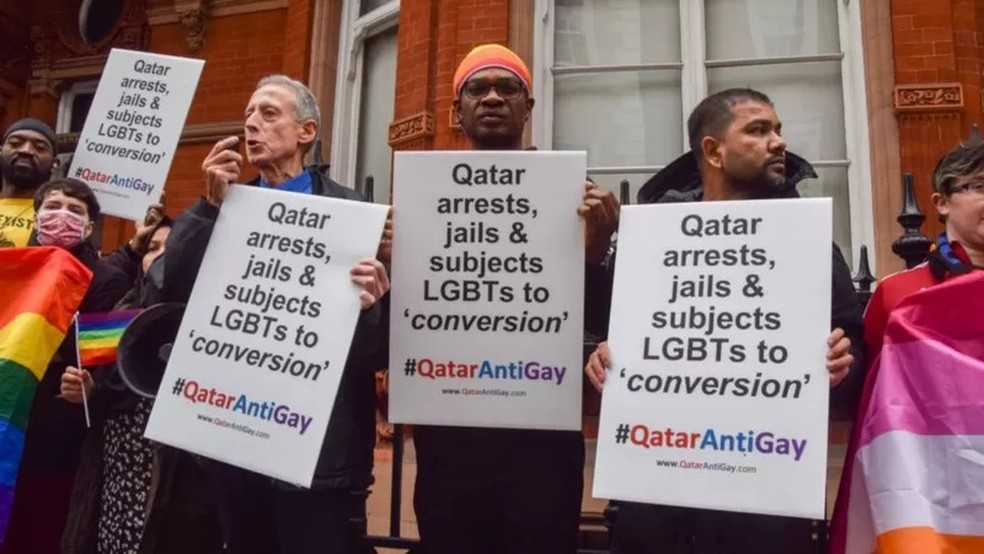 A posição do Catar em relação à comunidade LGBTI+ tem provocado críticas e protestos internacionalmente — Foto: GETTY IMAGES via BBC