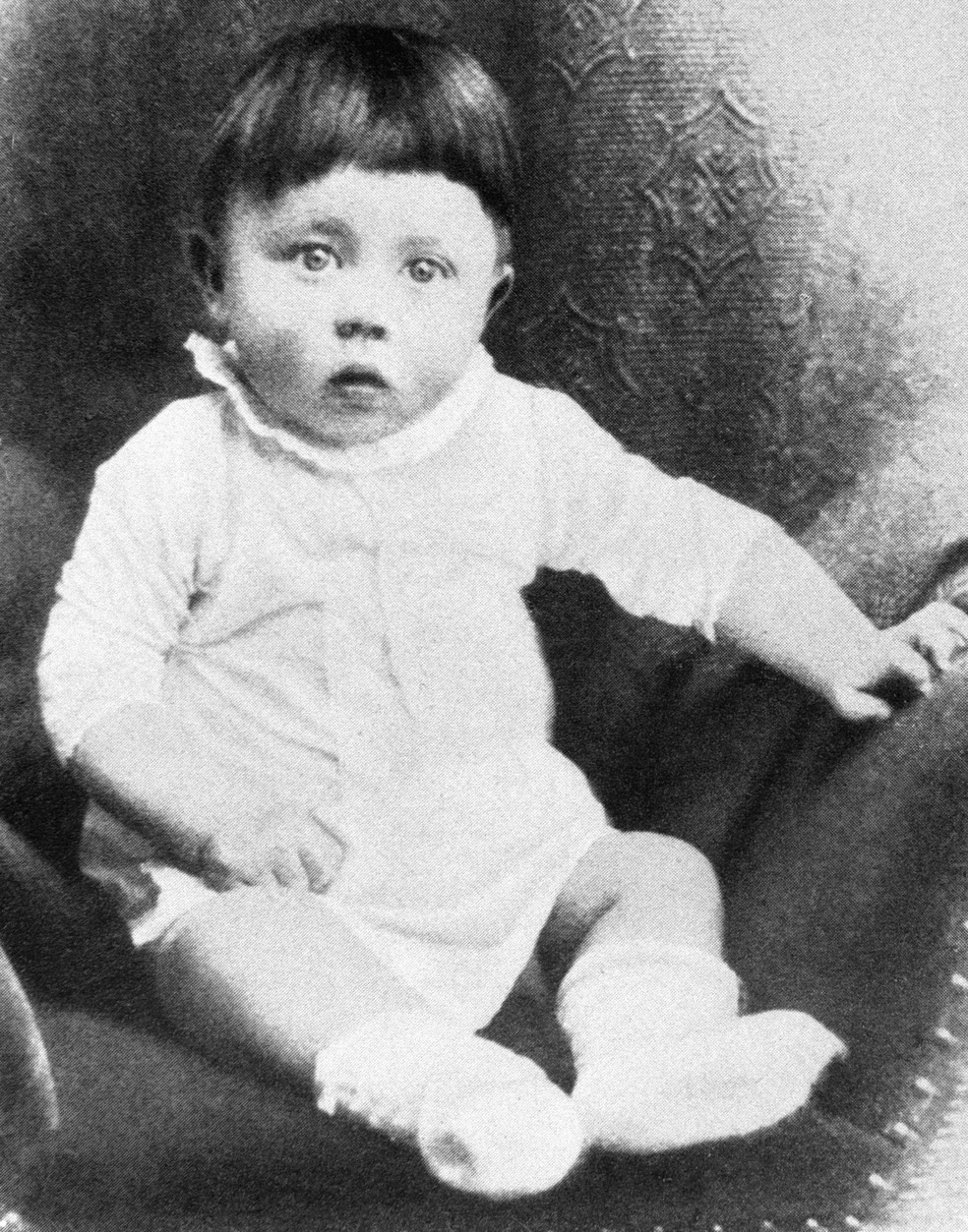 Adolf Hitler quando bebê — foto provavelmente tirada em 1889 — Foto: BBC News fonte