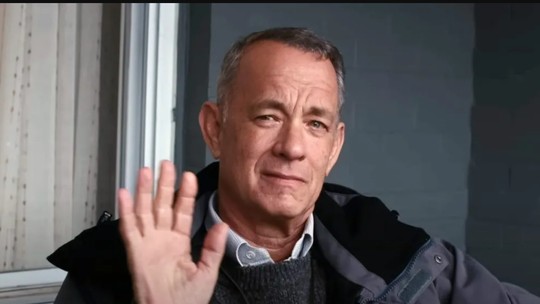 Tom Hanks alerta fãs sobre anúncio da internet em que aparece recriado por IA