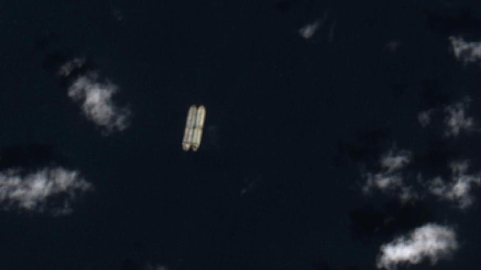 Imagem de satélite mostra o petroleiro Gale (Beeta) recebendo uma carga de petróleo iraniano em uma operação ship to ship — Foto: BBC News fonte