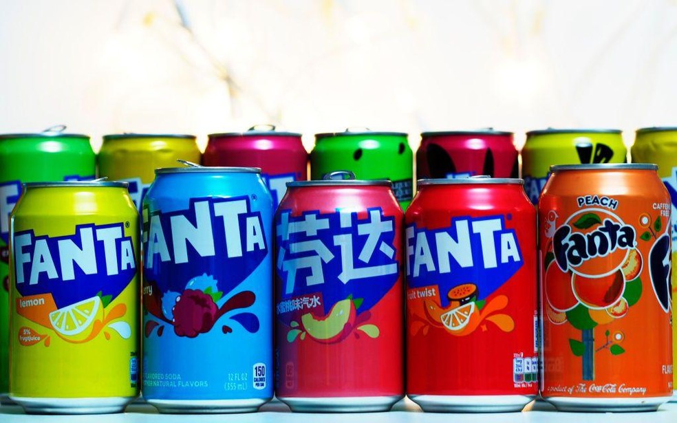 Atualmente, há diferentes sabores de Fanta vendidos pelo mundo, como limão, pêssego e uva — Foto: BBC News fonte