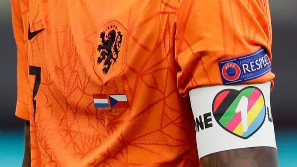 A Holanda começou a usar o chamado "One Love" antes da Euro 2020 e garantiu que o usaria no Catar, onde as relações entre pessoas do mesmo sexo são penalizadas — Foto: GETTY IMAGES via BBC