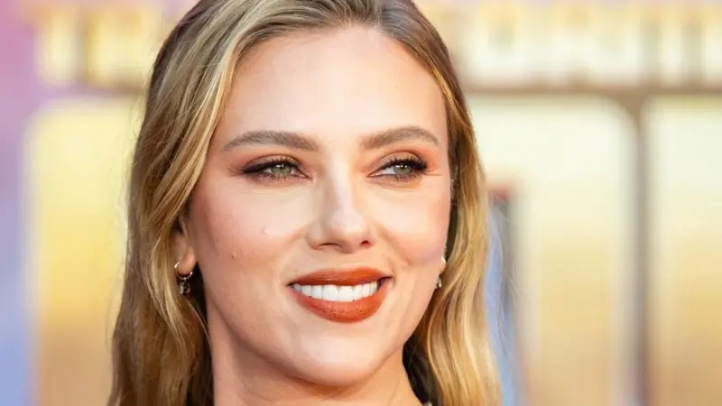 Scarlett Johansson alerta sobre uso de inteligência artificial após polêmica de deepfake com Kanye West