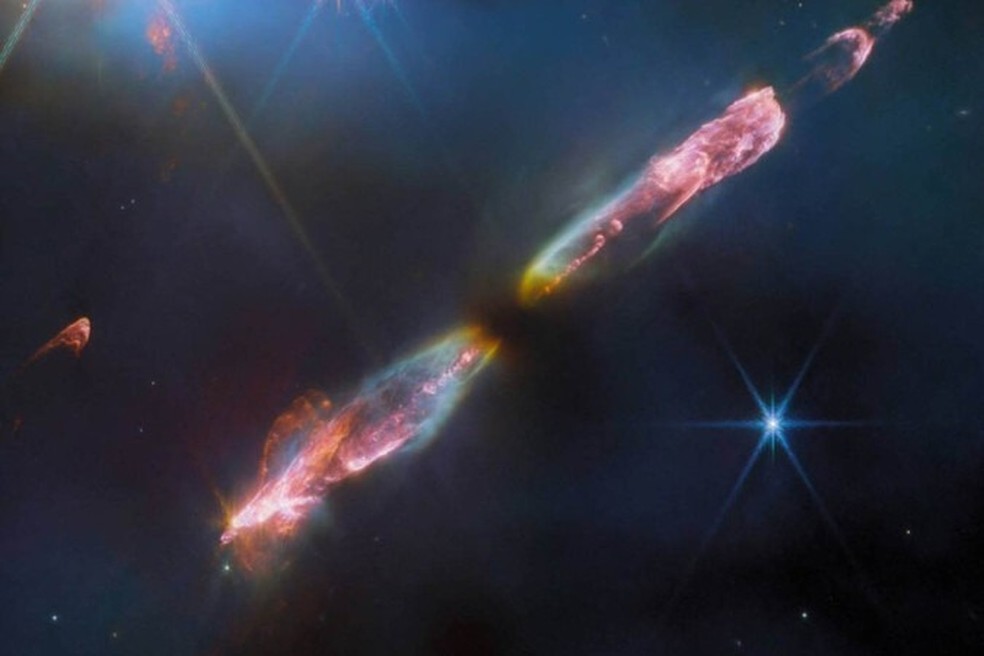 Imagem inédita captada pelo telescópio James Webb mostra uma estrela recém-nascida com jatos supersônicos de gás expelidos de seus polos — Foto: Divulgação/ESA/Webb, NASA, CSA, T. Ray