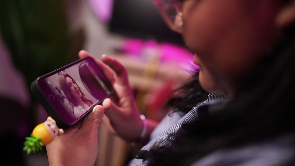 A singapuriana Tan Zie Yee segue cada passo das atrizes na internet — Foto: BBC News fonte