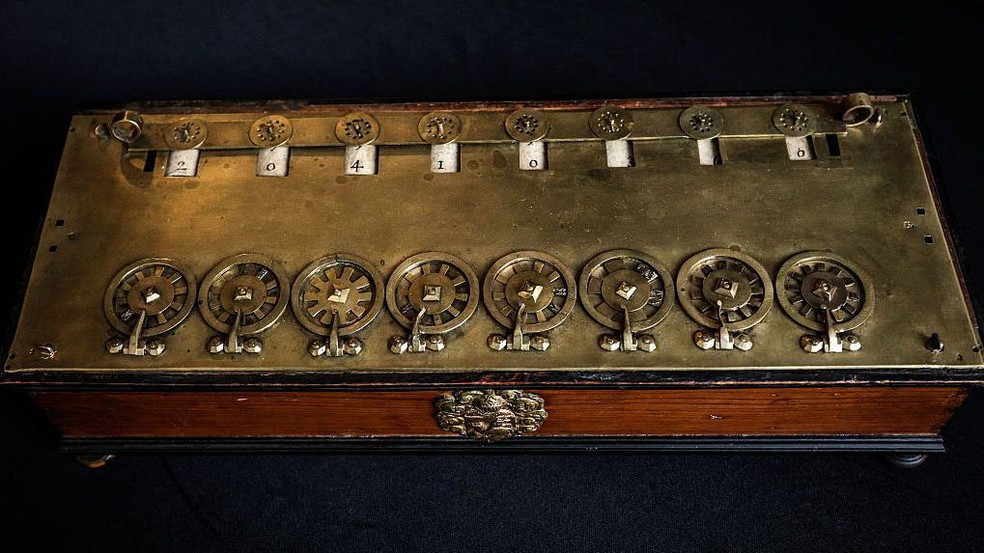 A pascalina podia somar, subtrair, multiplicar e dividir. O exemplar em questão mede 36 × 12,5 × 6,5 cm — Foto: BBC News fonte