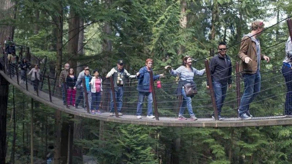 Ponte suspensa em Vancouver, onde Dutton e Aron conduziram o experimento — Foto: BBC News fonte