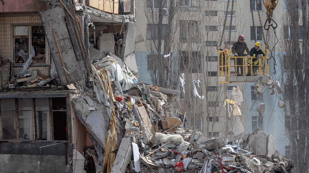 Muitos morreram ou ficaram feridos na Ucrânia em decorrência de ataques russos com drones e mísseis. — Foto: BBC News fonte