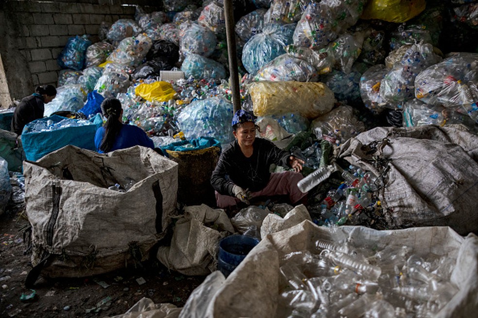 Negociação de tratado da ONU contra poluição por plásticos termina com ordem para 1º rascunho — Foto: Getty Images
