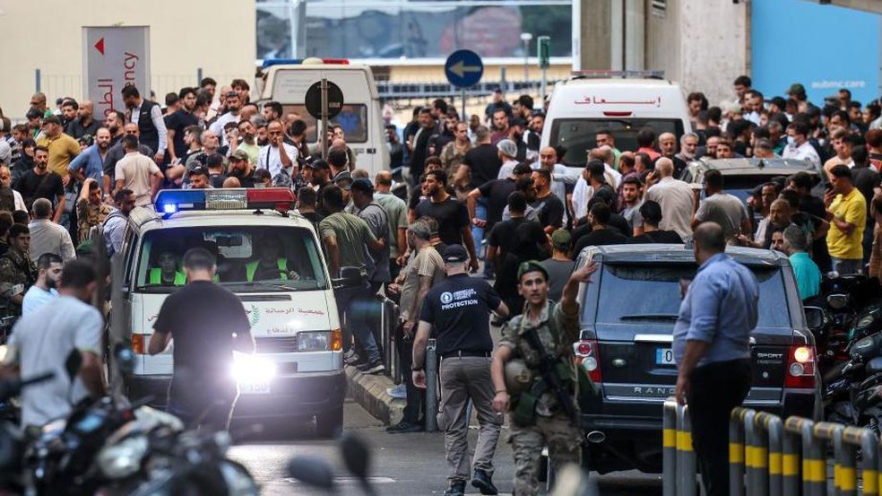 Fonte BBC News — Foto: Nas entradas dos hospitais de Beirute, houve cenas de caos