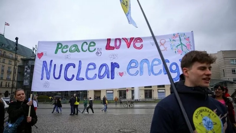No sábado, houve mobilização em Berlim contra o fechamento das três usinas nucleares — Foto: REUTERS via BBC