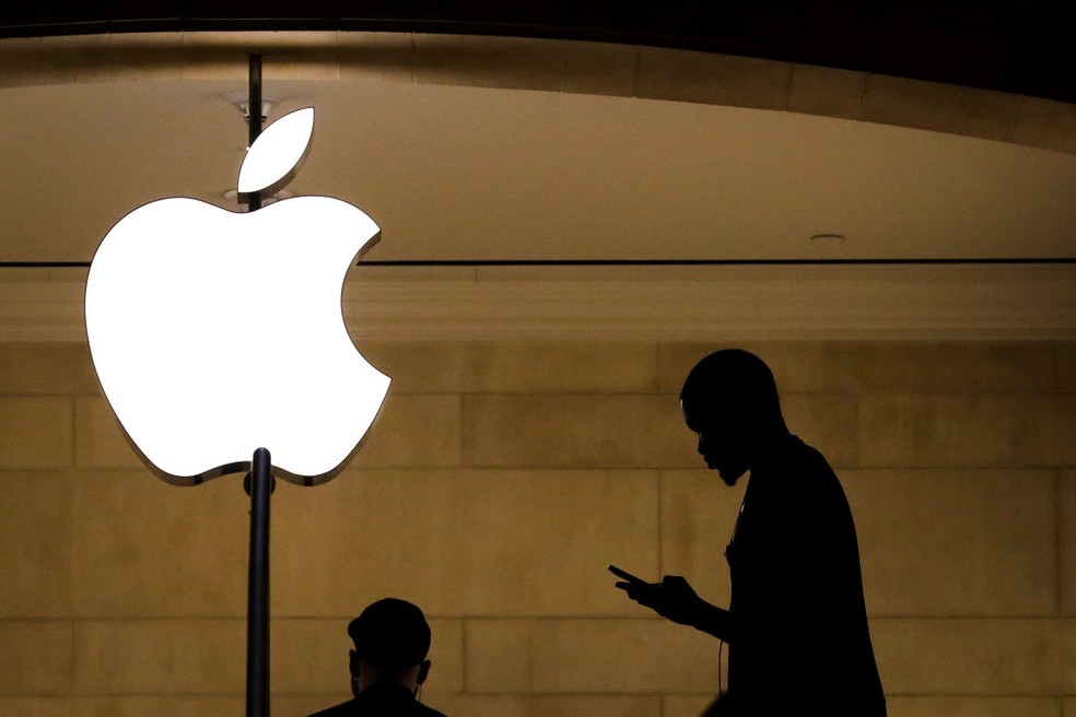 Apple irá atualizar o software do iPhone 12 na França para resolver disputa sobre os níveis de radiação do aparelho — Foto: Getty Images