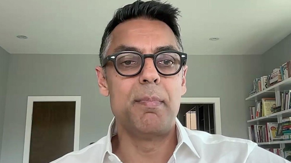 Khan também é fundador da BlueDot, uma das primeiras empresas de vigilância a detectar o vírus na China que deu origem à pandemia de covid — Foto: BBC News fonte