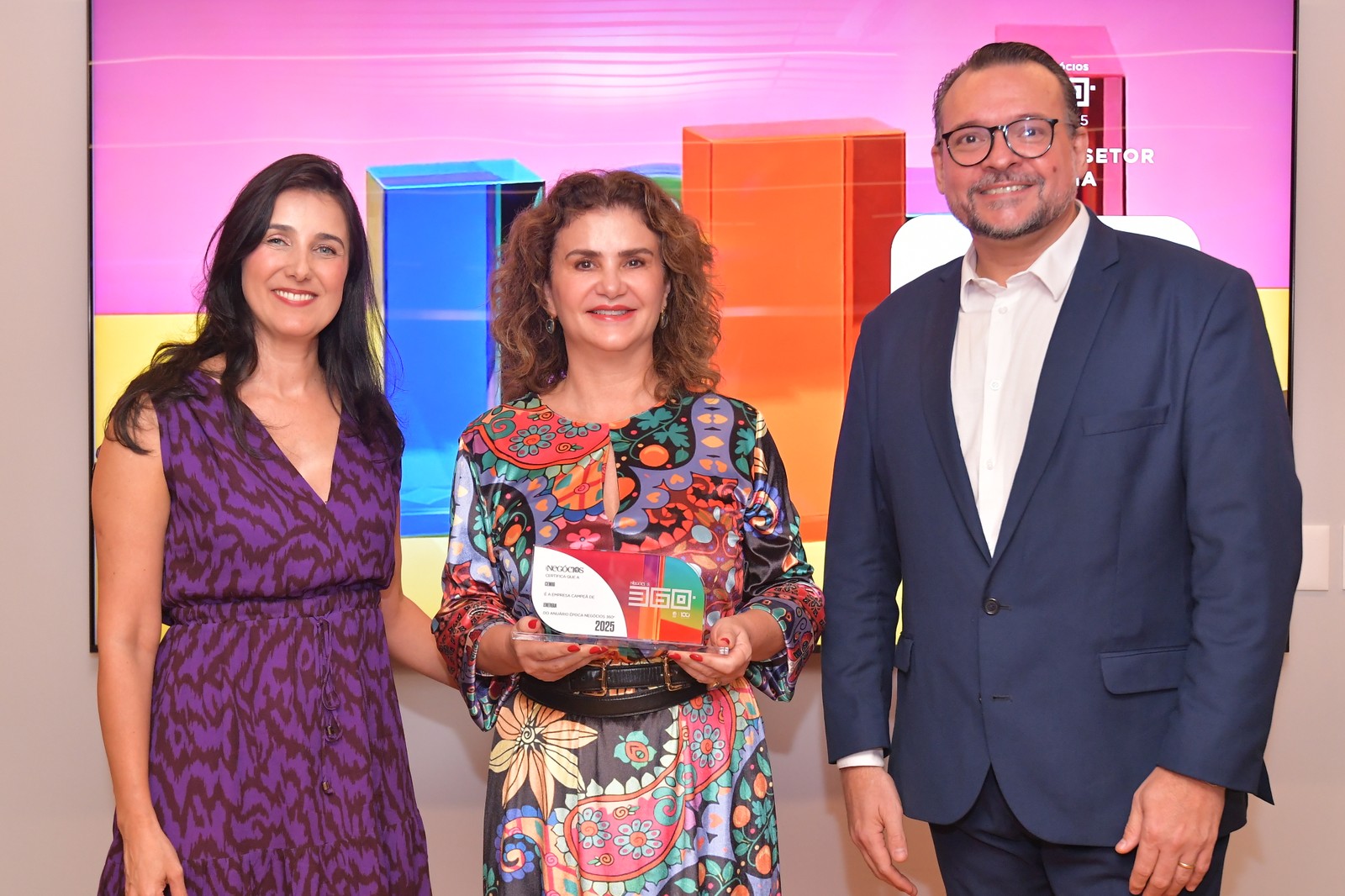 A Cemig, representada por Cristiana Kumaira, diretora de comunicação e marketing, e Denis Mollica, diretor de planejamento, inovação e sustentabilidade, foi premiada na categoria Energia — Foto: Flavio Santana