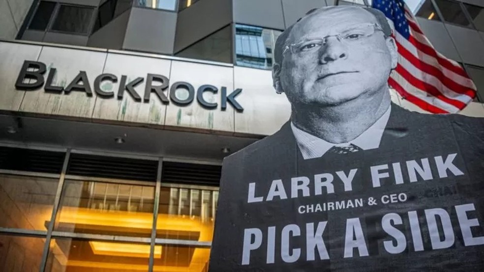 A BlackRock foi alvo de protestos da esquerda e da direita sobre o papel que seus investimentos desempenham na luta contra as mudanças climáticas — Foto: GETTY IMAGES via BBC