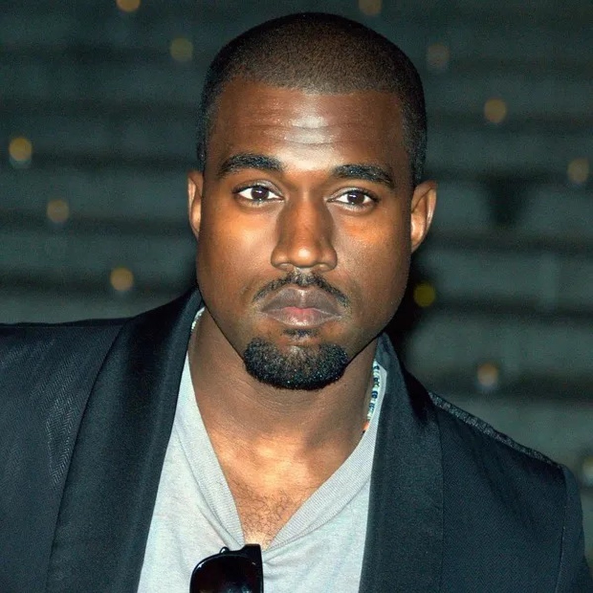 Perfil de Kanye West no Twitter é reativado após suspensão por incitar ...