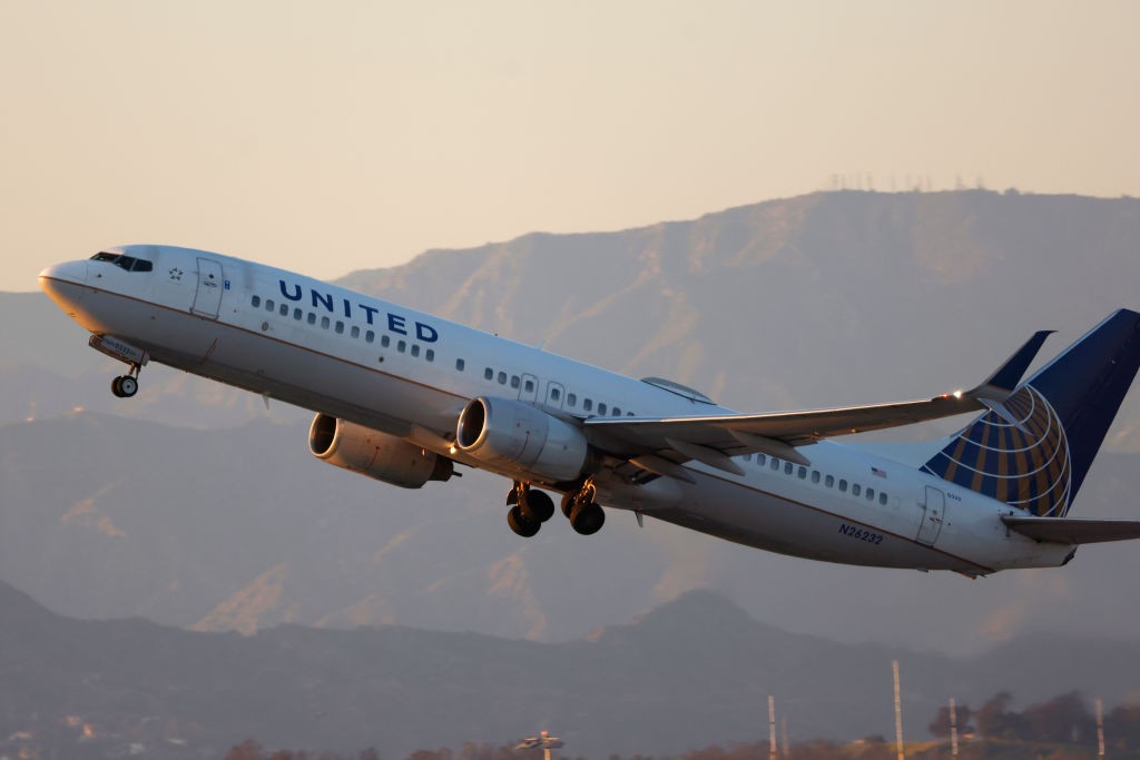 United Airlines vai expulsar passageiros que não usarem fones de ouvido durante o voo