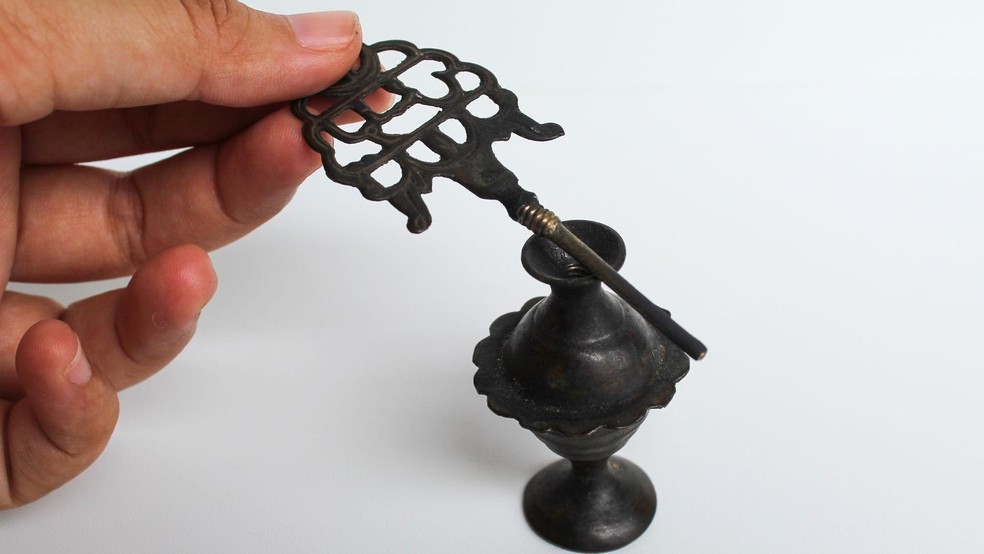 Os recipientes de kohl são geralmente chamados de 'makhala', e o instrumento usado para aplicá-lo nos olhos é conhecido como 'merwad' — Foto: BBC News fonte