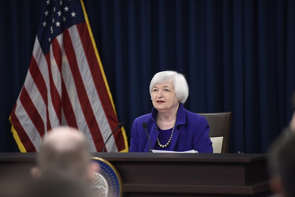 Janet Yellen, Secretária do Tesouro dos Estados Unidos, disse que cenário de "pouso suave" para a economia norte-americana pode suportar riscos de curto prazo — Foto: Federalreserve, Public domain, via Wikimedia Commons