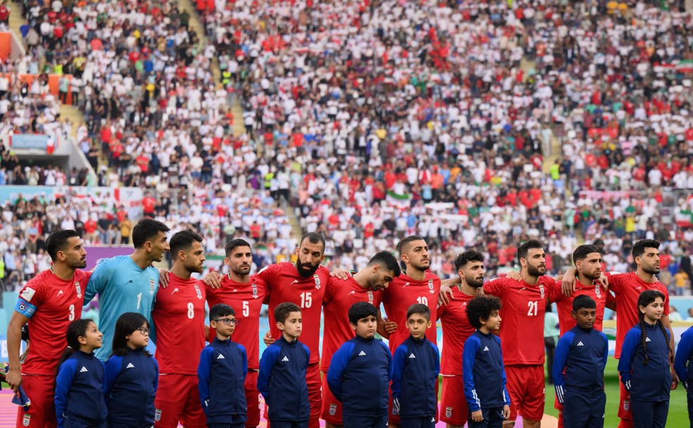 Ao contrário da estreia, jogadores do Irã cantam hino do país antes do jogo  com os EUA - Folha PE