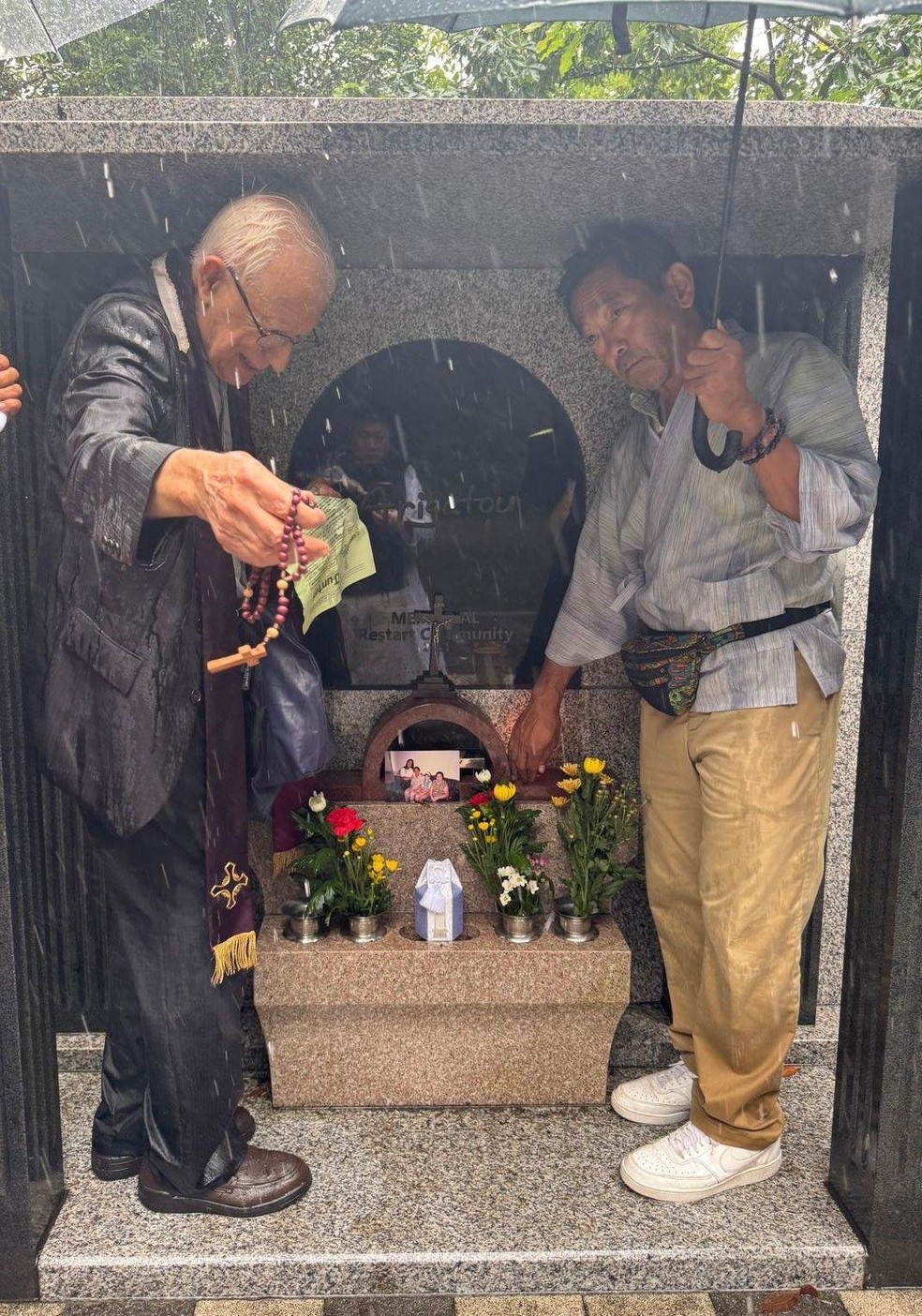 Cinzas de brasileiro morto quatro anos atrás, em acidente de trânsito, são depositadas em cemitério coletivo construído por brasileiros no Japão — Foto: BBC News fonte