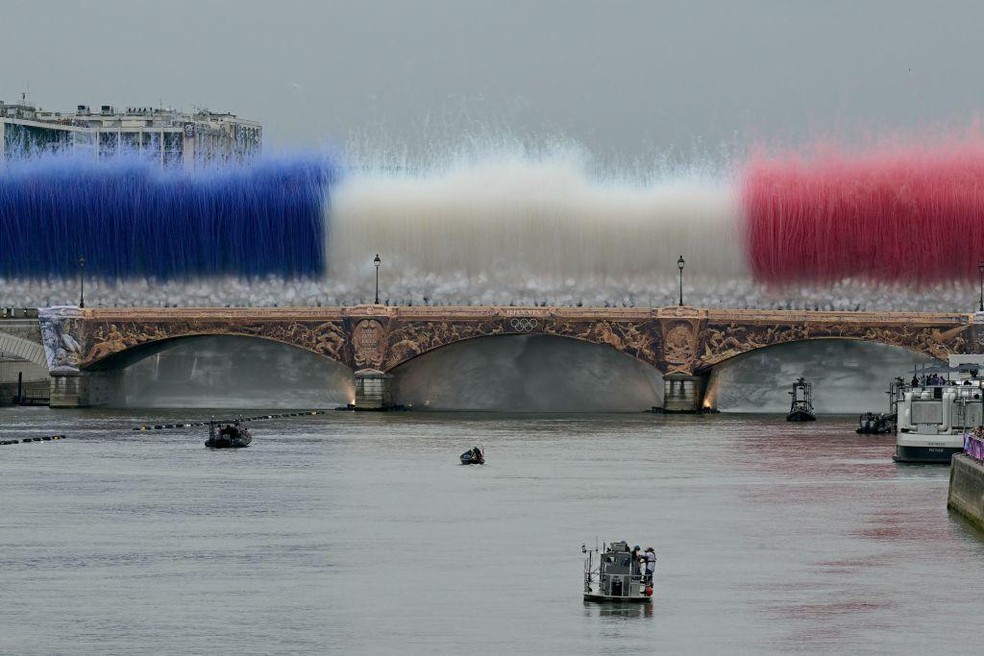 Fonte BBC News — Foto: A abertura teve momentos espetaculares como esse efeito com a bandeira francesa na ponte Austerlitz, sobre o rio Sena, em Paris