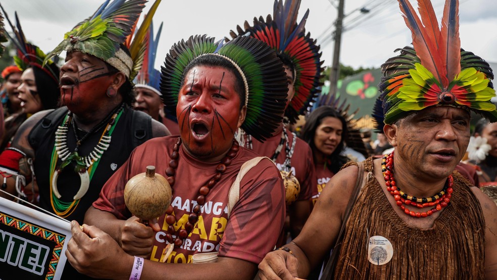 Manifestantes exigem soluções para as mudanças climáticas durante a COP30 em Belém (PA) — Foto: BBC News fonte