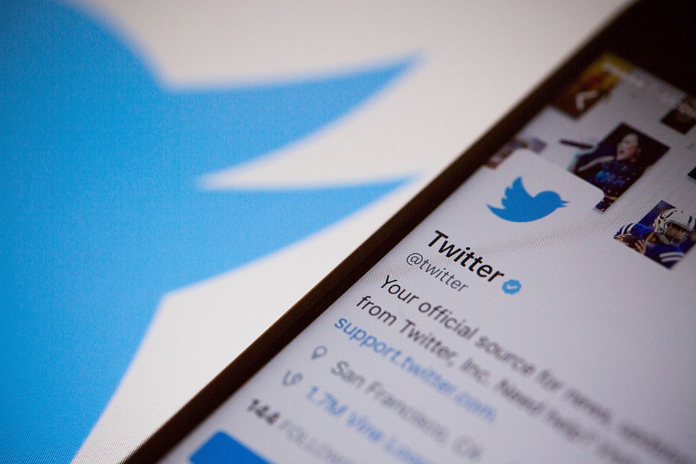 Os representantes da rede social Twitter recuaram do discurso de liberdade de expressão irrestrita e deram início à remoção de conteúdos extremistas — Foto: Getty Images