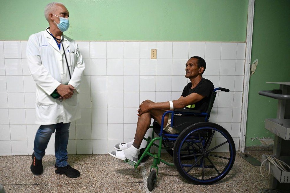 Os hospitais de Cuba estão desabastecidos, e os pacientes precisam buscar por conta própria desde remédios até itens básicos, como luvas e seringas — Foto: BBC News fonte