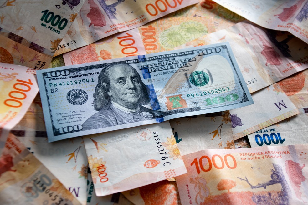 Uma nota de 100 pesos argentinos equivale a menos de 20 centavos de dólar — Foto: Getty Images