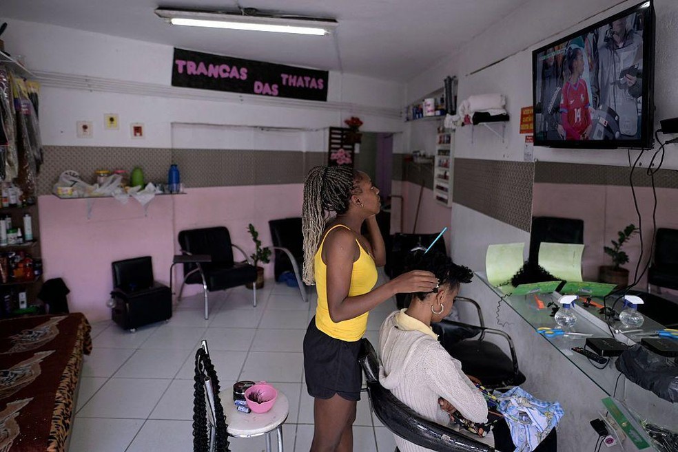 Rick Azevedo diz que micro e pequenas empresas poderão ter isenção de impostos para não serem prejudicadas pelo fim da escala 6x1 — Foto: BBC News fonte