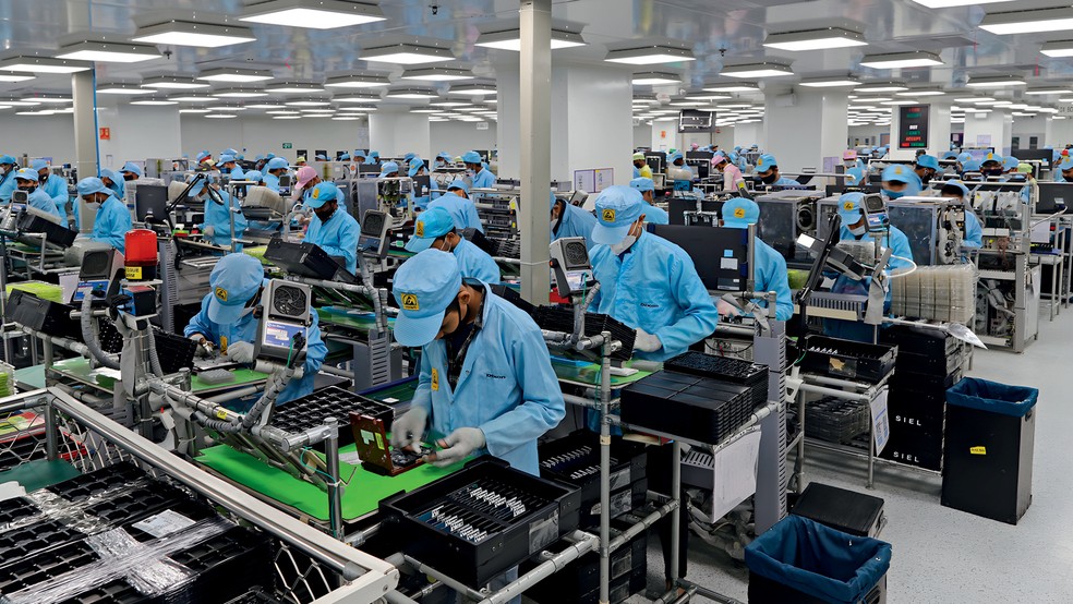 MUDANÇA DE ENDEREÇO - Operários da Samsung montam celulares em Uttar Pradesh, na Índia; a fábrica antes ficava na China — Foto: Divulgação