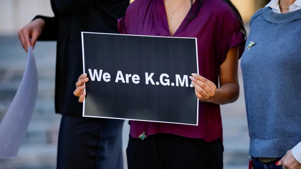 As pessoas presentes no julgamento demonstraram apoio a Kaley, que é identificada apenas pelo primeiro nome e as iniciais do sobrenome para proteger sua privacidade — Foto: Getty Images/BBC